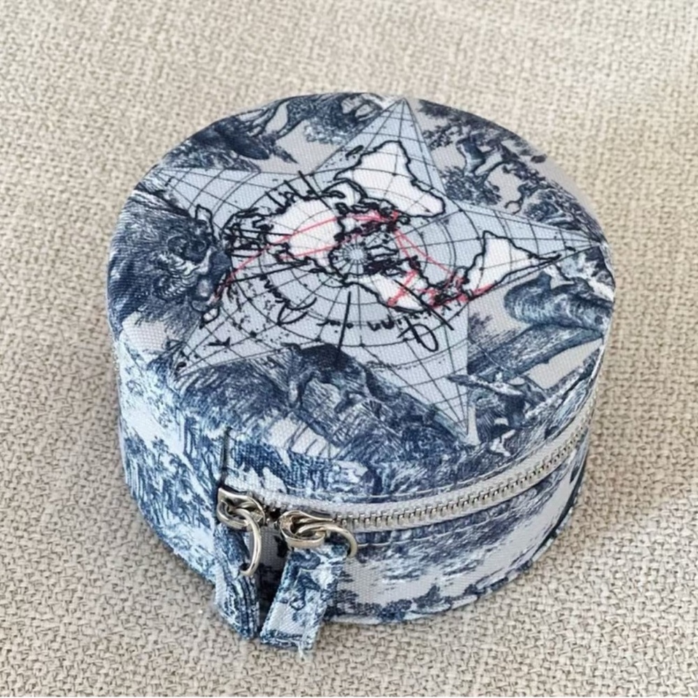 FLASH SALE🔥🔥NWT DIOR Blue and Gray Round Zippered Jewelry Case💗💗💗